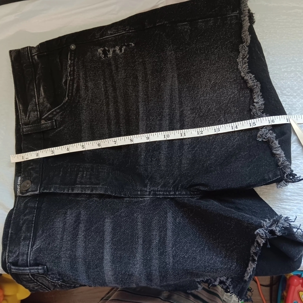 NWOT Earnest sewn new york, dorothy denim Black shorts, mid-rise, distressed 33. - Picture 10 of 14